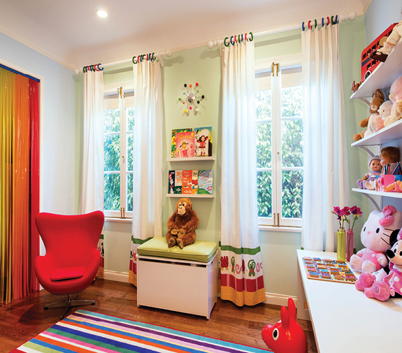 Kids bedroom with brightly colored rug - Fundi Interiors